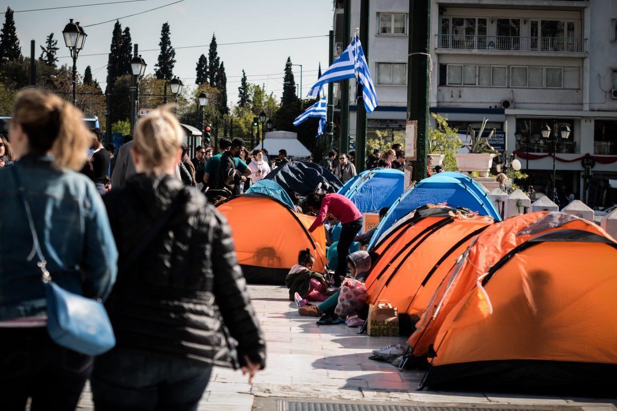 Σύνταγμα: Αρνούνται να φύγουν οι πρόσφυγες – Διανυκτέρευσαν στις σκηνές (pics)