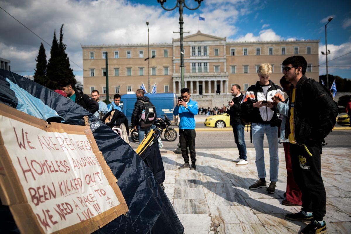 Σύνταγμα: Πρόσφυγες έστησαν σκηνές μετά την εκκένωση της κατάληψης στα Εξάρχεια (pics)