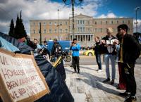 Σύνταγμα: Πρόσφυγες έστησαν σκηνές μετά την εκκένωση της κατάληψης στα Εξάρχεια (pics)