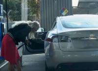 Ξεκαρδιστικό βίντεο: Οδηγός προσπάθησε να βάλει βενζίνη σε ηλεκτρικό αυτοκίνητο [vid]