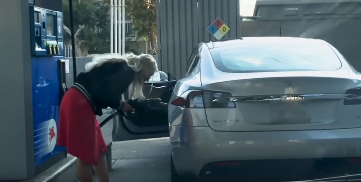 Ξεκαρδιστικό βίντεο: Οδηγός προσπάθησε να βάλει βενζίνη σε ηλεκτρικό αυτοκίνητο [vid]