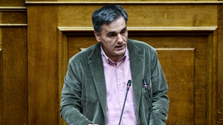 Τσακαλώτος: Tο νομοσχέδιο προστασίας της πρώτης κατοικίας βοηθάει να «πρασινίσουν» τα «κόκκινα» δάνεια