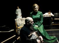 Κριτική Θεάτρου: “Βρικόλακες” του Ερρίκου Ίψεν – Στο κολασμένο σπίτι των Άλβινγκ