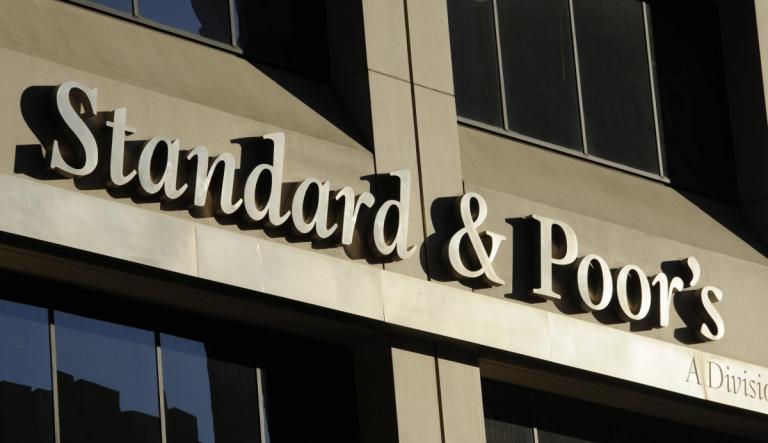 S&P για το ελληνικό χρέος: Στο Β+ με θετική προοπτική