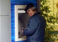 13η σύνταξη: Ψυχρολουσία για τους συνταξιούχους στα ΑΤΜ – Αρκετά πετσοκομμένη η παροχή