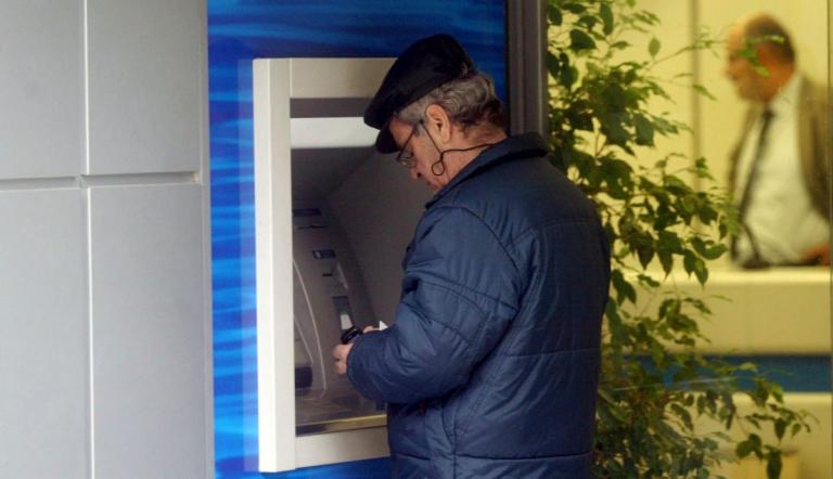 13η σύνταξη: Ψυχρολουσία για τους συνταξιούχους στα ΑΤΜ – Αρκετά πετσοκομμένη η παροχή