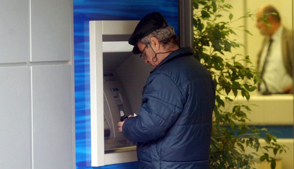 13η σύνταξη: Ψυχρολουσία για τους συνταξιούχους στα ΑΤΜ – Αρκετά πετσοκομμένη η παροχή