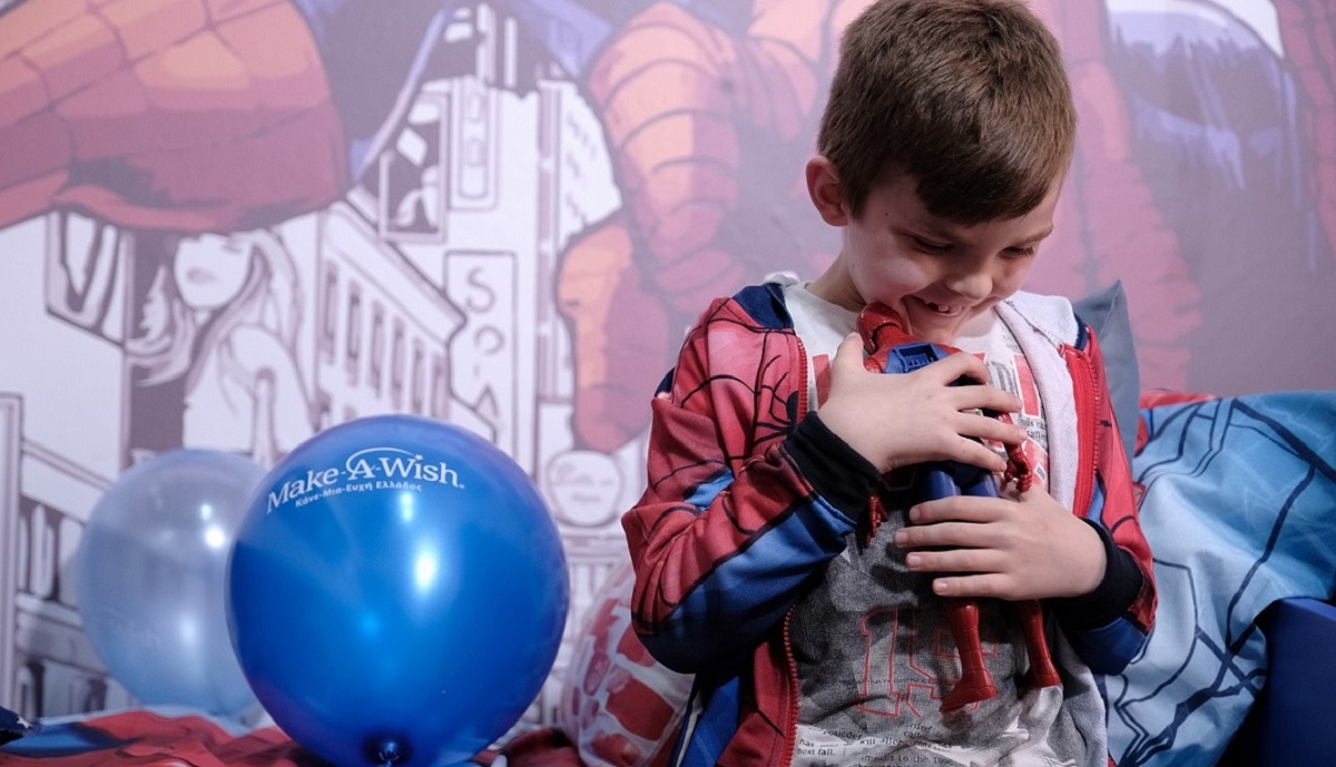 Η «Ομάδα Προσφοράς ΟΠΑΠ» παρέδωσε στον Ερνάντ τους αγαπημένους του σούπερ ήρωες (pics)