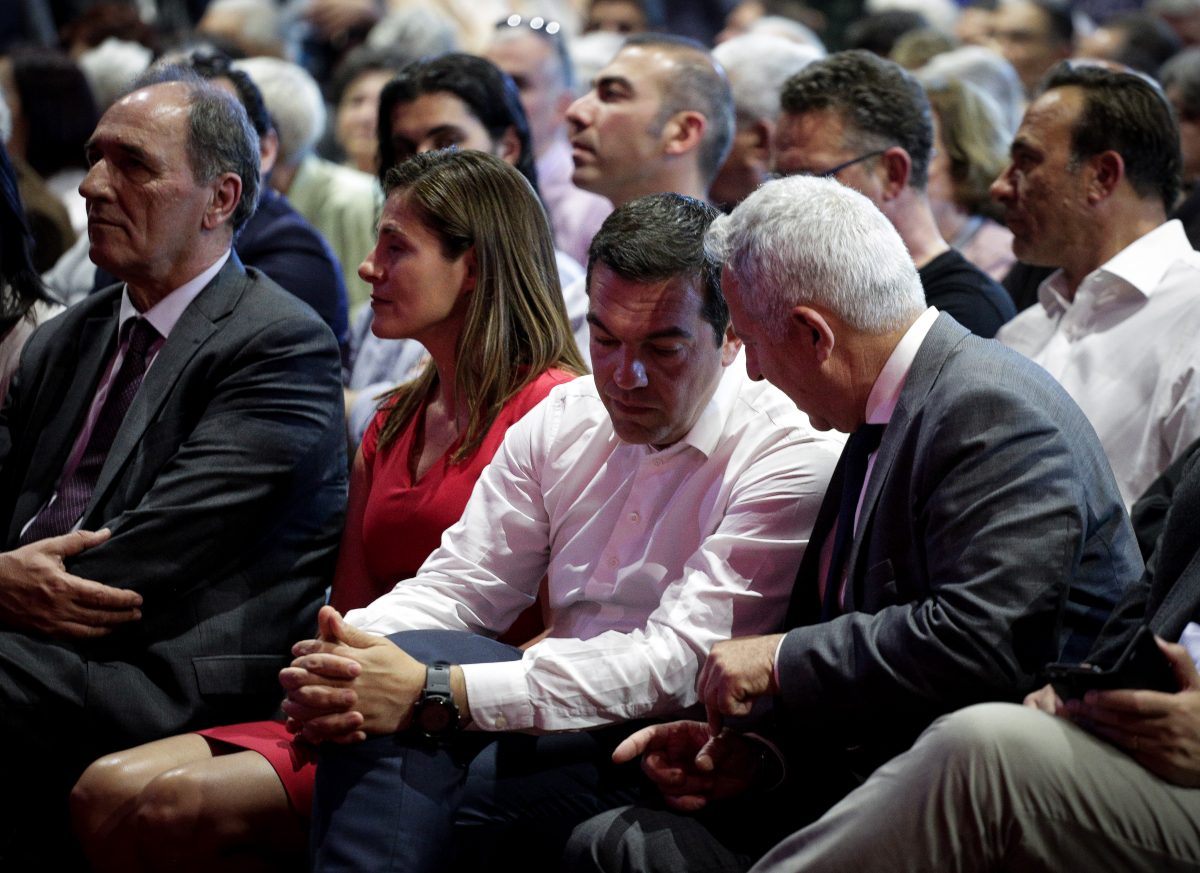 Μπέτυ Μπαζιάνα: Με κατακόκκινο φόρεμα στην ομιλία Τσίπρα στα Χανιά (pics)