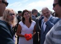 Μπέτυ Μπαζιάνα: Στο πλευρό του Αλέξη Τσίπρα με εντυπωσιακό λευκό φόρεμα (pics)