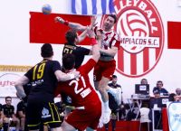 Ολυμπιακός – ΑΕΚ: Χαμός στο κλειστό του Ρέντη – Αποβολές και προσωρινή διακοπή (vid)