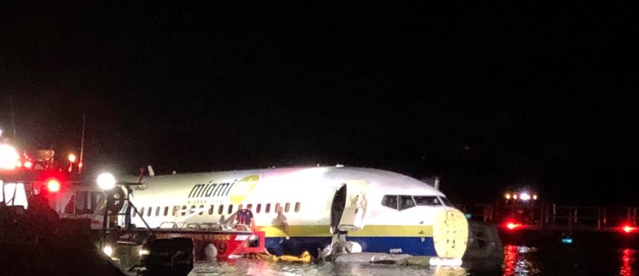 Φλόριντα: Αεροπλάνο γλίστρησε στον διάδρομο και έπεσε στο ποτάμι