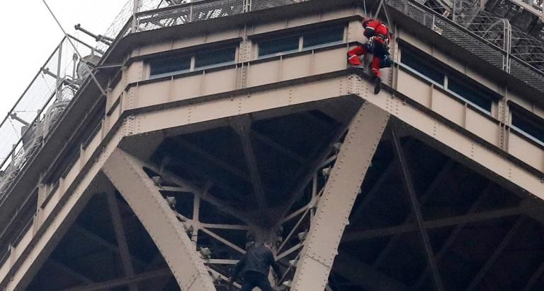 Πύργος του Άιφελ: Συνελήφθη ο αναρριχητής – Έφτασε μέχρι τα 300 μέτρα (vid)