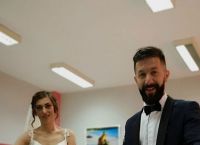 Εκλογές 2019: Από τον γάμο, στην κάλπη με το νυφικό (pic)