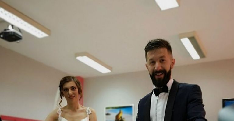 Εκλογές 2019: Από τον γάμο, στην κάλπη με το νυφικό (pic)