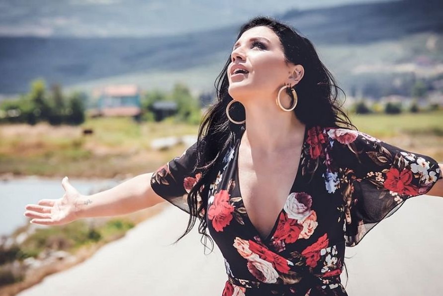 Ιουλία Καλλιμάνη: Νέα σειρά εμφανίσεων για την νεαρή τραγουδίστρια