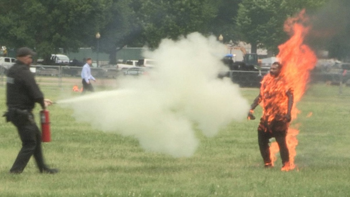 ΗΠΑ: Υπέκυψε ο άνδρας που αυτοπυρπολήθηκε έξω από τον Λευκό Οίκο