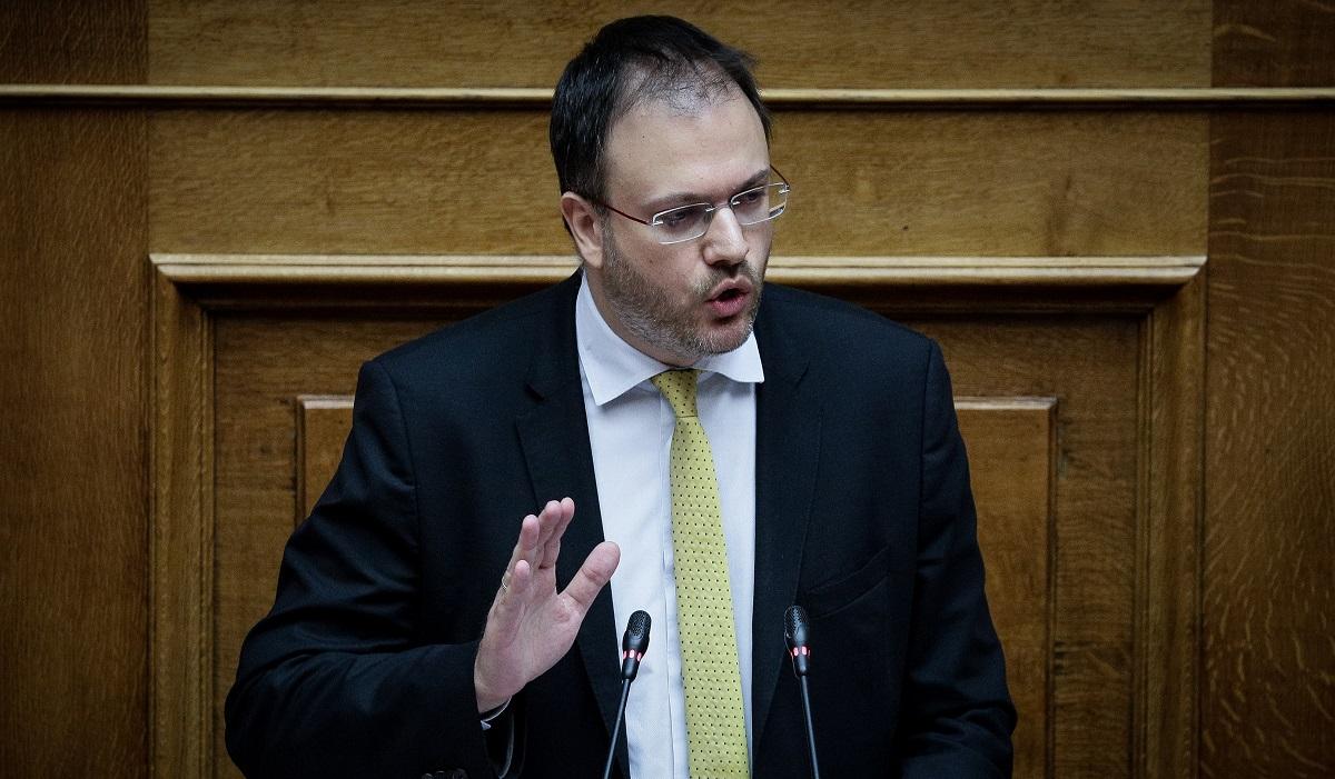Ψήφος εμπιστοσύνης: Άγρια κόντρα Θεοχαρόπουλου – Λοβέρδου στη Βουλή