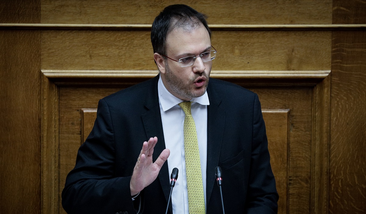 Ψήφος εμπιστοσύνης: Άγρια κόντρα Θεοχαρόπουλου – Λοβέρδου στη Βουλή