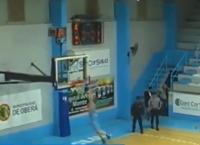 Αυτό είναι το πιο απίστευτο τρίποντο που έχετε δει ποτέ (vid)