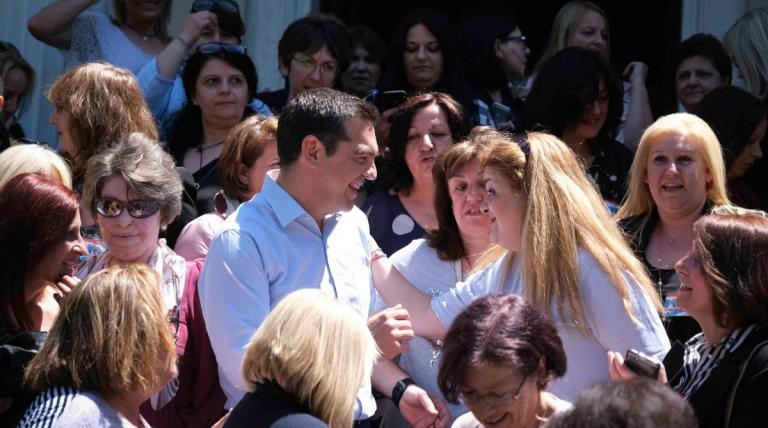 Τσίπρας: Αύξηση 10% στους μισθούς των σχολικών καθαριστριών, ένταξη στα βαρέα και ανθυγιεινά και συμβάσεις δυο ετών
