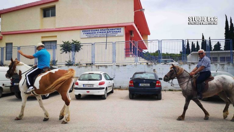 Εκλογές 2019: Στην κάλπη παρέα με άλογα (pics&vid)