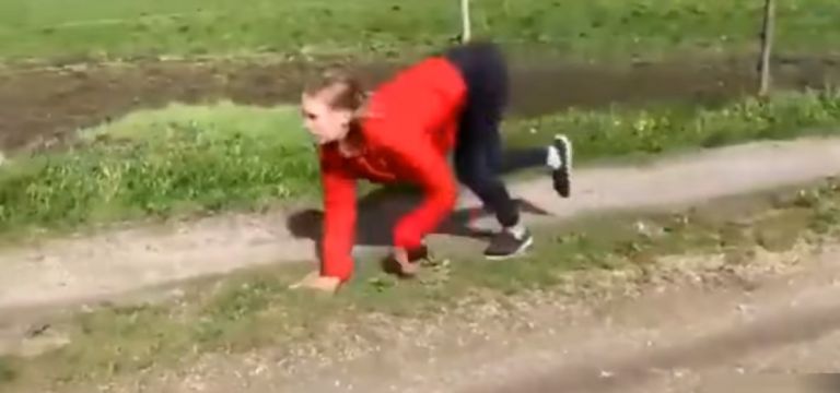 Γυναίκα θέλει να ζει σαν άλογο – Καλπάζει αντί να περπατάει [vid]