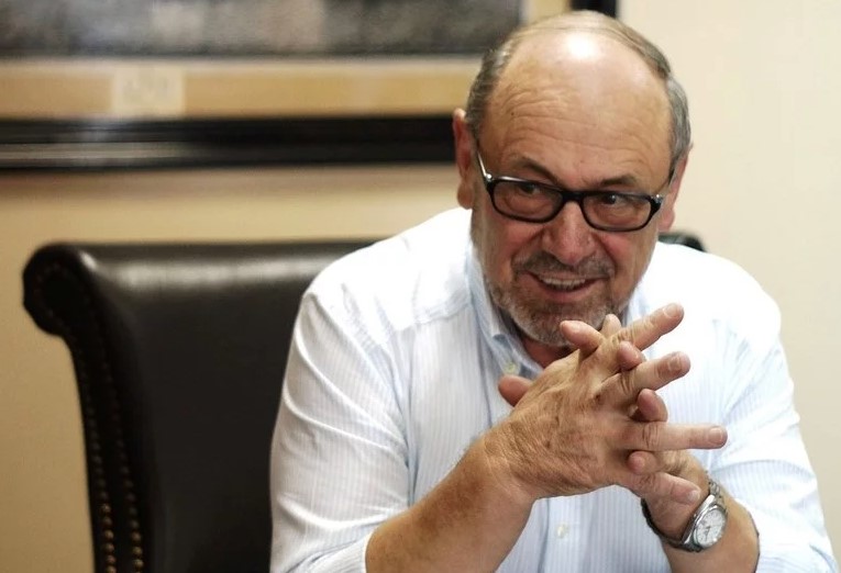 Τάκης Λουκόπουλος: Αυτός είναι ο δήμαρχος που έδινε το μισθό του για χτίσιμο σχολείου