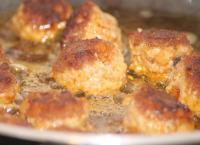 Κεφτεδάκια τηγανιτά: Με λαχταριστό ντιπ δυόσμου