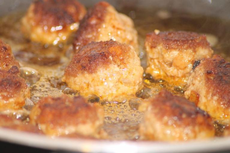 Κεφτεδάκια τηγανιτά: Με λαχταριστό ντιπ δυόσμου