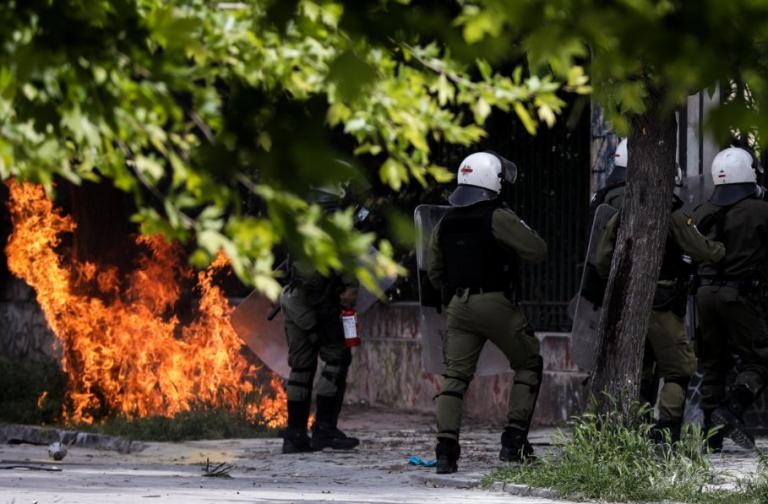 Εξάρχεια επεισόδια: Νέες επιθέσεις κατά των ΜΑΤ στο Πολυτεχνείο – Δύο προσαγωγές