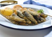 Τηγανιά με γαύρο, κρεμμυδάκι και θυμάρι