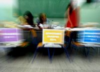 Εκλογικά κέντρα 2019: Τους έβαλαν να ψηφίσουν μέσα σε αποθήκη (vid)