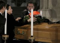 Νίκι Λάουντα: Πλήθος κόσμου στο τελευταίο αντίο (vid)