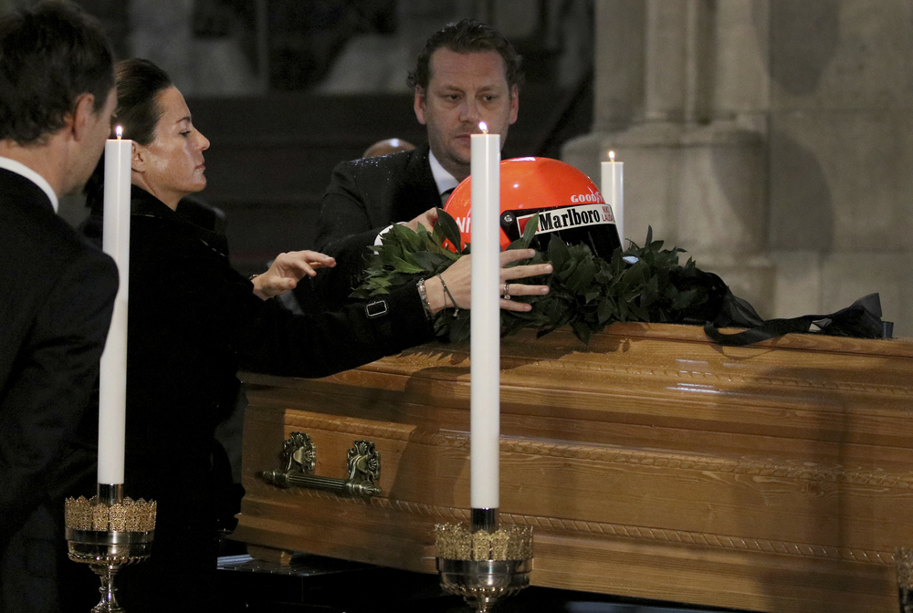 Νίκι Λάουντα: Πλήθος κόσμου στο τελευταίο αντίο (vid)