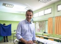 Εκλογές χωρίς… γραβάτα: Οι πολιτικοί αρχηγοί τις άφησαν σπίτι (pics&vid)