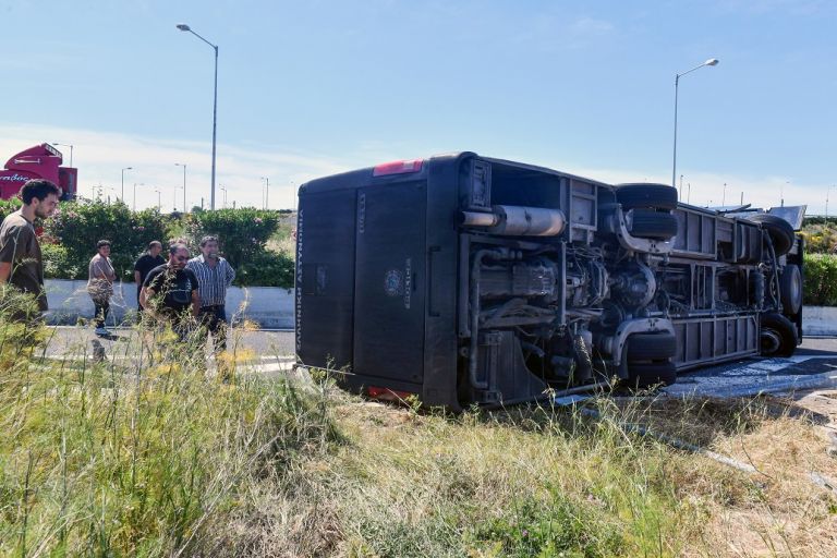 Ανατροπή κλούβας της αστυνομίας με κρατούμενους στην εθνική οδό (pics&vid)