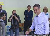 Εκλογές 2019: Ψήφισε ο Κυριάκος Μητσοτάκης – Στο πλάι του ο γιος του