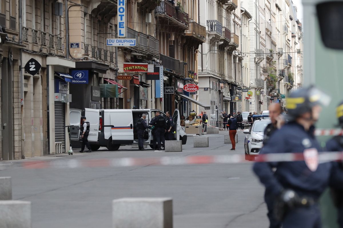 Έκρηξη στη Λιόν: Δύο συλλήψεις για το παγιδευμένο δέμα