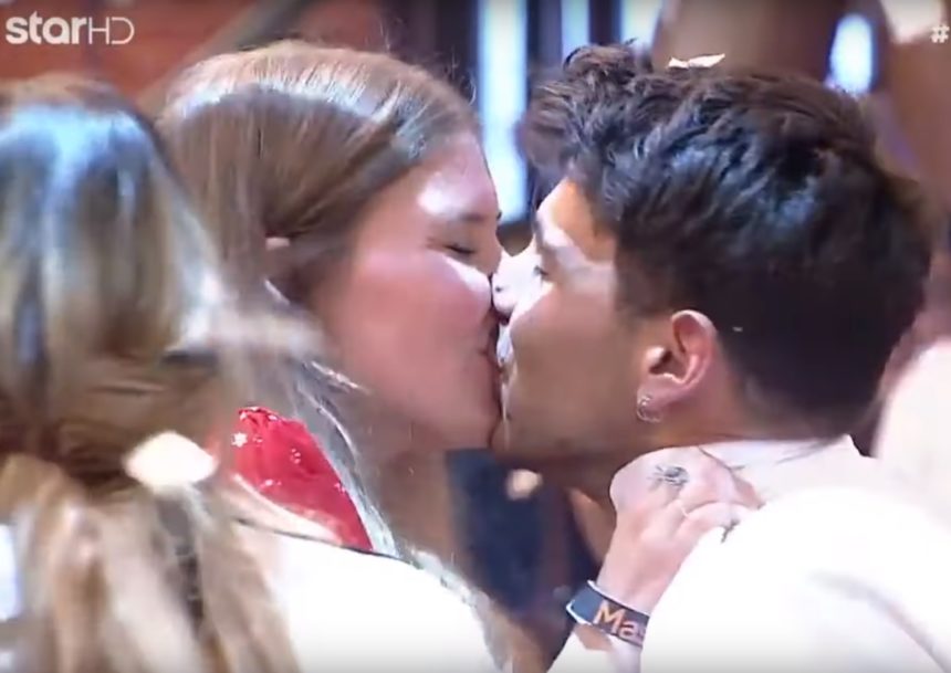 MasterChef: Το φιλί του Μανώλη στη σύντροφό του μετά τη νίκη (vid)