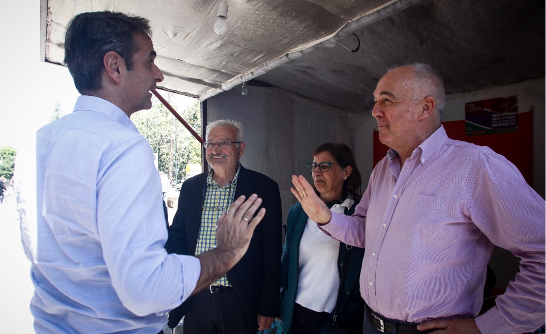 Μητσοτάκης σε εκλογικό περίπτερο του ΣΥΡΙΖΑ: Δεν θα ευχηθώ καλή επιτυχία (vid)