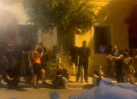 Κώστας Μπακογιάννης: Αντιεξουσιαστές έξω από την ταβέρνα που έτρωγε