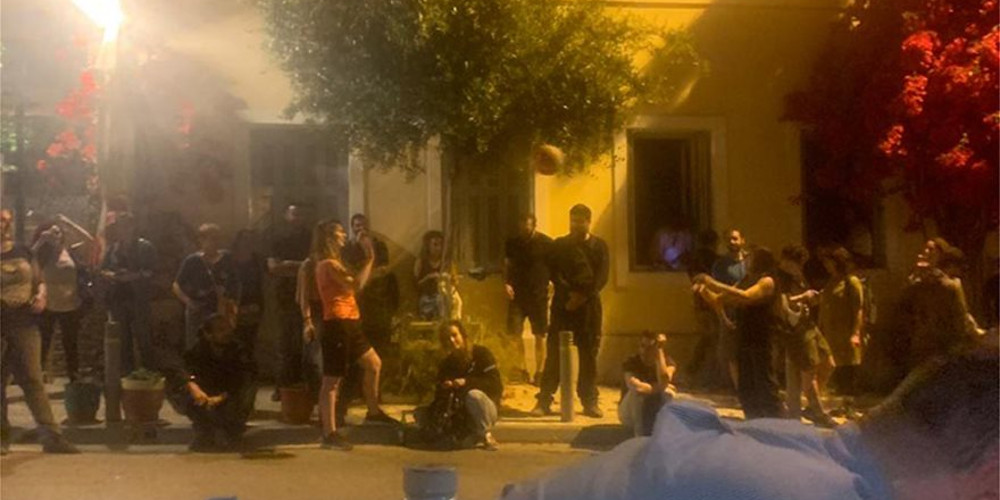 Κώστας Μπακογιάννης: Αντιεξουσιαστές έξω από την ταβέρνα που έτρωγε