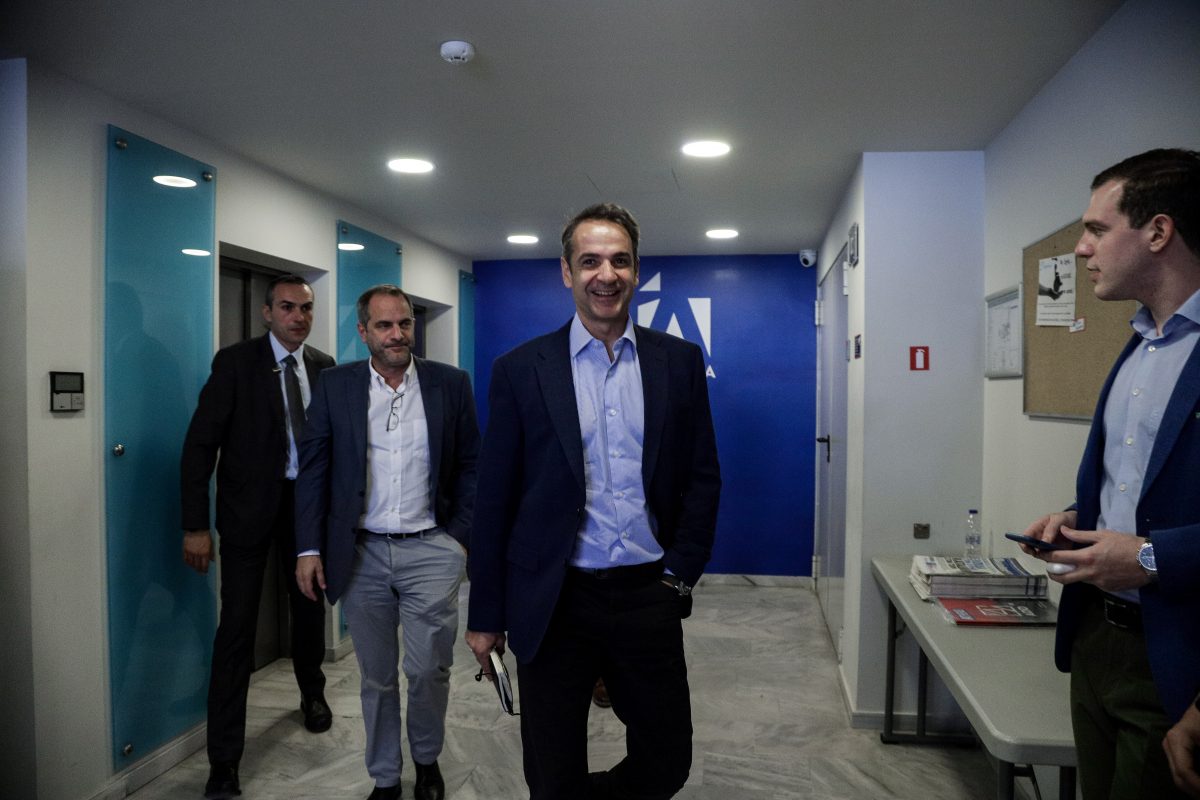Νέα Δημοκρατία: Αυξάνει την πίεση προς την κυβέρνηση με την άρνηση στον Καλογήρου