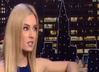 Τζούλια Νόβα: “Έμενα με τον σύντροφο μου και για μία εβδομάδα δεν πήγαινα τουαλέτα” (vid)