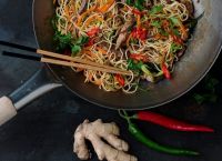 Noodles: Mε κοτόπουλο και γλυκόξινη σάλτσα