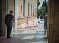 Επίθεση στη Βουλή: Το Μαξίμου καταδικάζει τους βανδαλισμούς του Ρουβίκωνα – Τι αναφέρει η ΝΔ