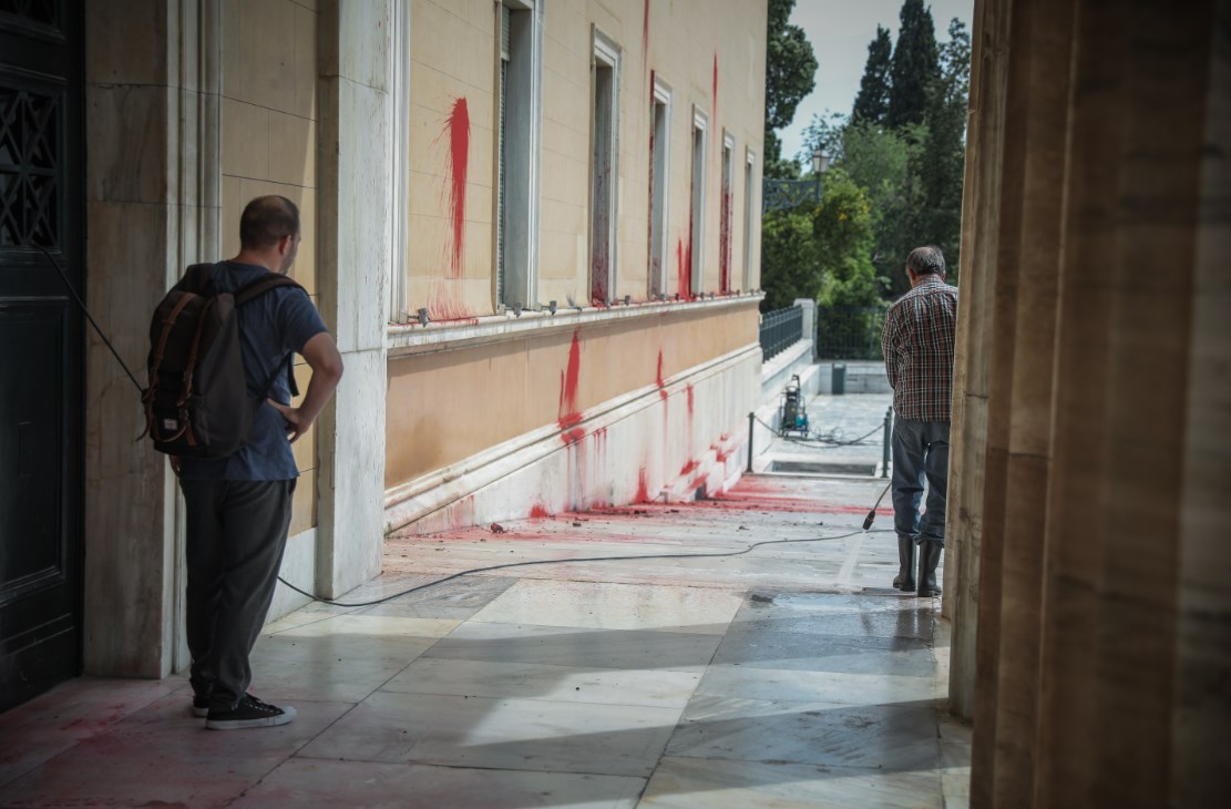 Επίθεση στη Βουλή: Το Μαξίμου καταδικάζει τους βανδαλισμούς του Ρουβίκωνα – Τι αναφέρει η ΝΔ