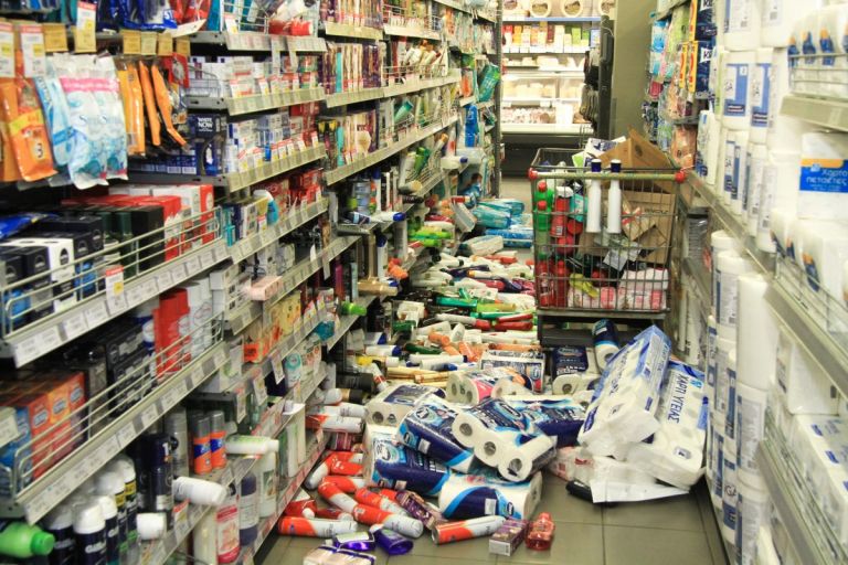 Σεισμός τώρα: Η στιγμή που ο Εγκέλαδος “χτυπάει” την Ηλεία (vids)