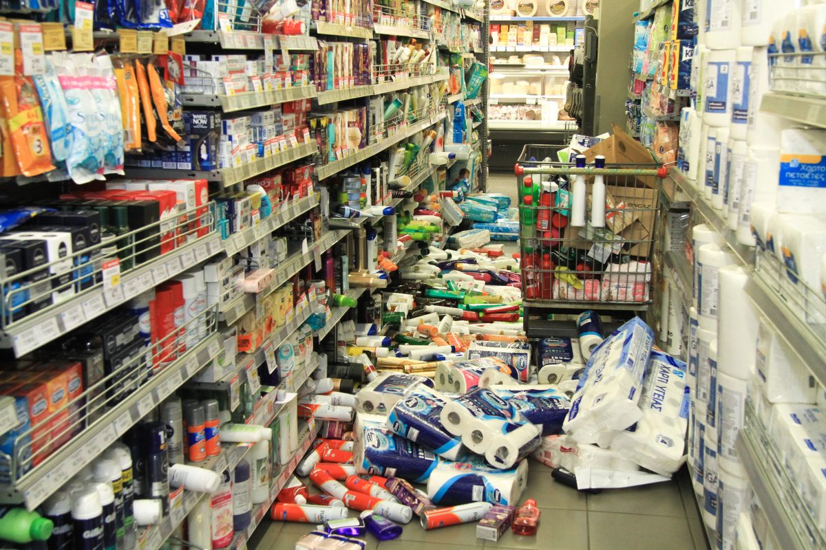 Σεισμός τώρα: Η στιγμή που ο Εγκέλαδος “χτυπάει” την Ηλεία (vids)